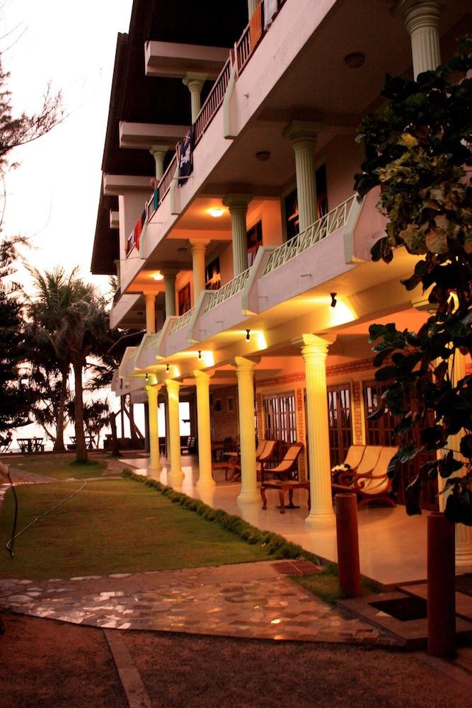 Time N Tide Beach Resort Hikkaduwa Exterior foto