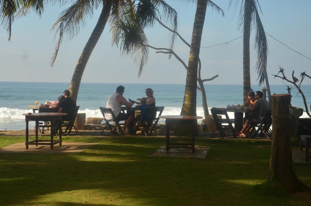 Time N Tide Beach Resort Hikkaduwa Exterior foto